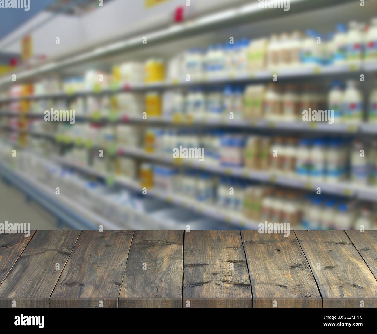 Tavole di legno d'epoca con vista sugli scaffali del supermercato. Tavolo con posto per lo shopping Foto Stock