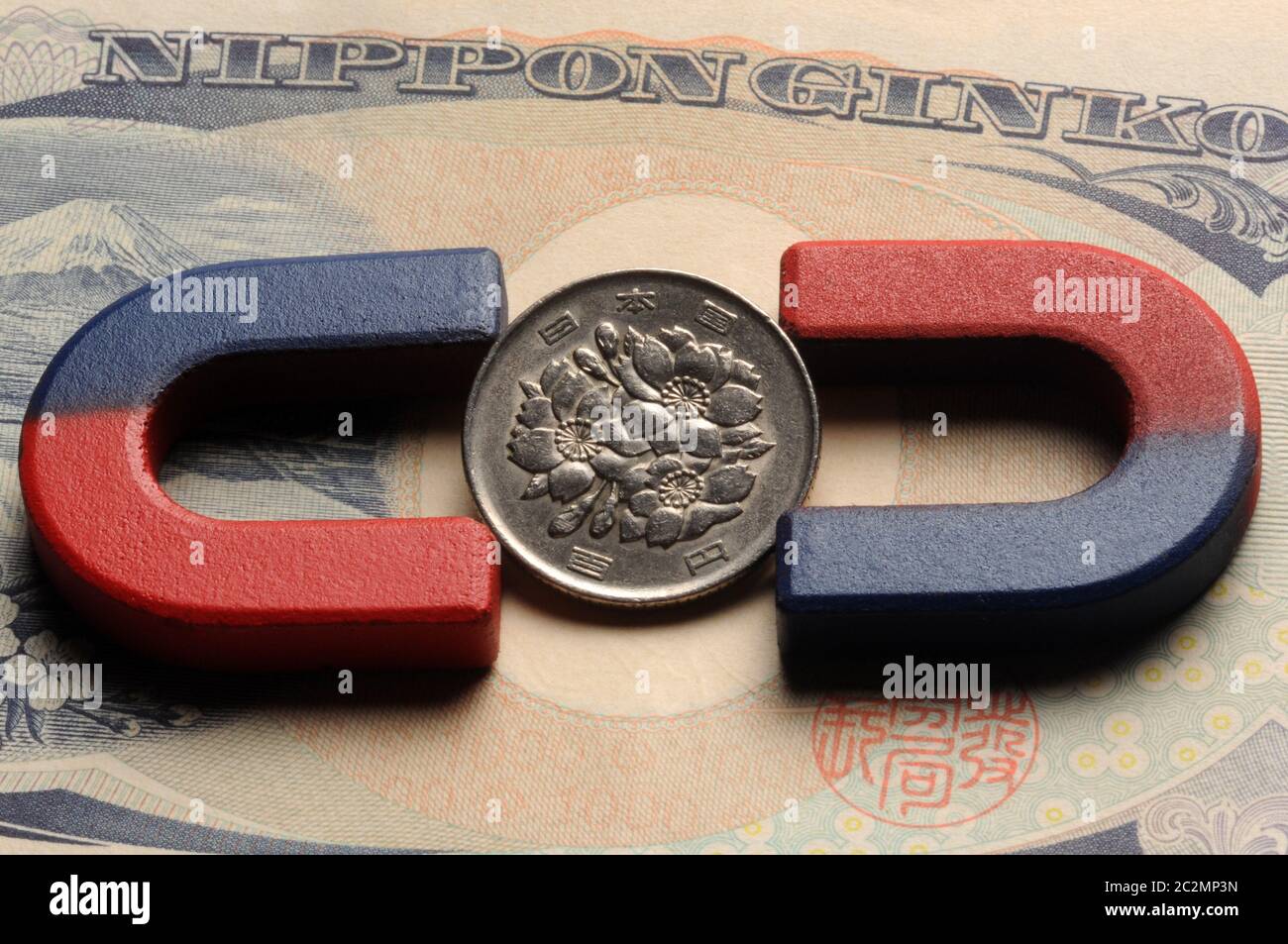 Moneta giapponese con magneti sulla banconota. Foto Stock