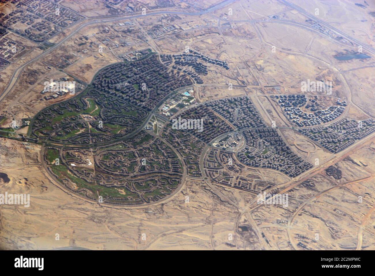 Vista aerea della città con strade, case, edifici, in Egitto. Immagine panoramica. Vista del villaggio dall'aria. Foto Stock