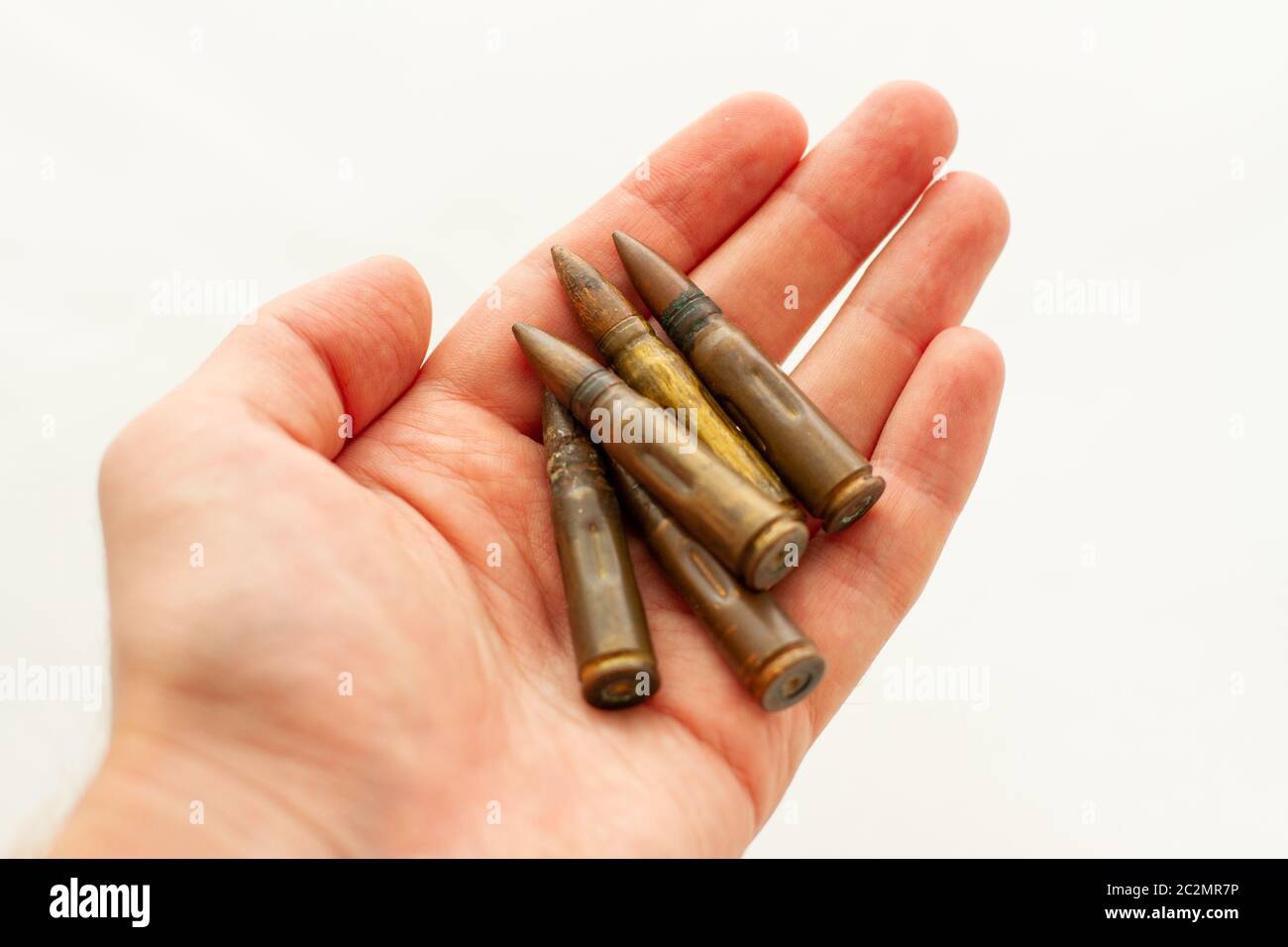 Manciata di munizioni per il fucile d'assalto Kalashnikov Foto Stock