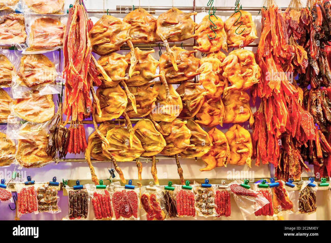 Una varietà di salsicce cinesi, anatra cerata conservata e altre carni trasformate in vendita sul mercato di strada di Singapore Chinatown. A base di maiale, chi Foto Stock