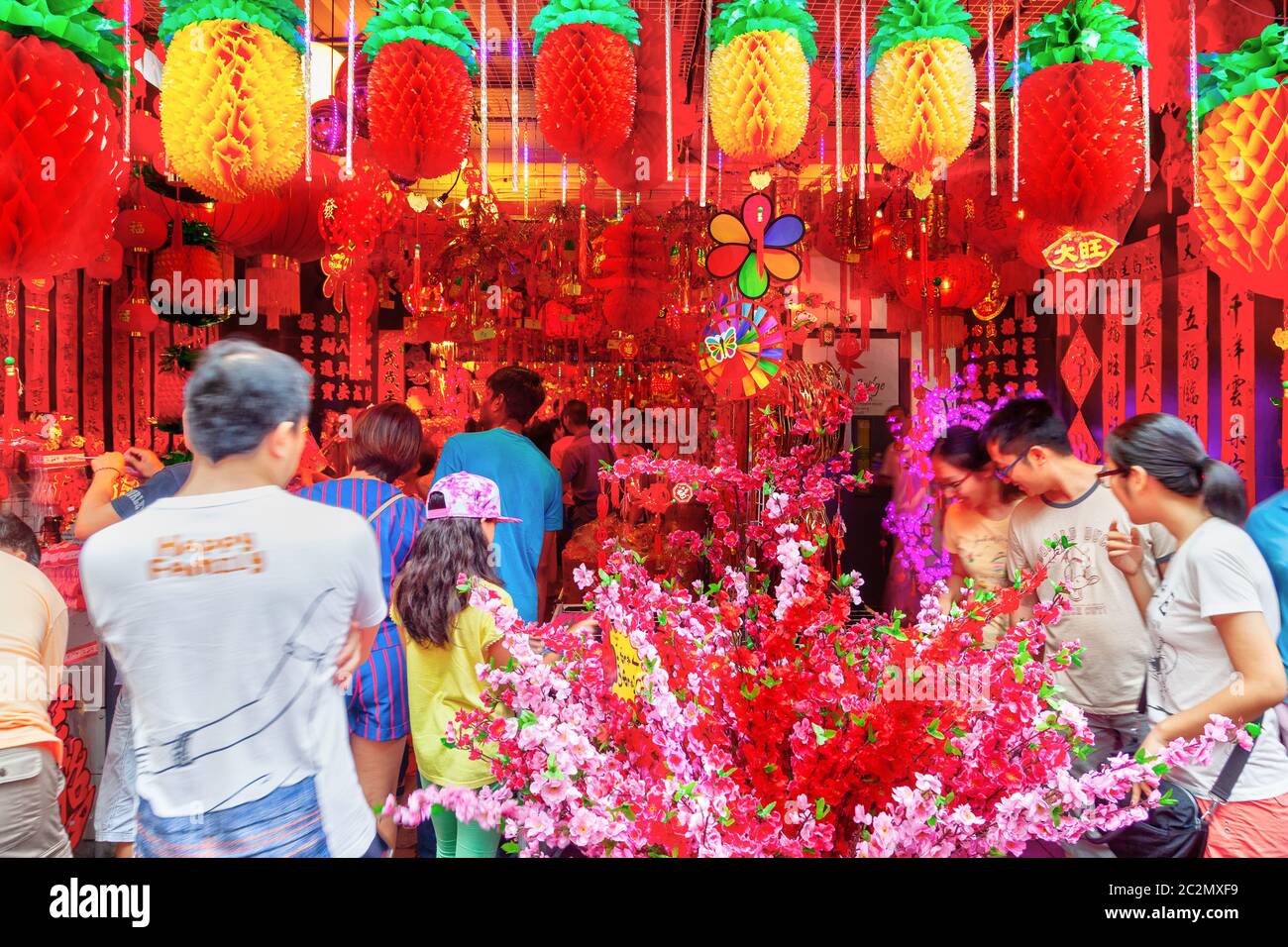 Singapore - 17 gennaio 2016: Un negozio a Chinatown vende lanterne e decorazioni per le celebrazioni del Capodanno cinese. Le lanterne di carta sono popolari durante Foto Stock