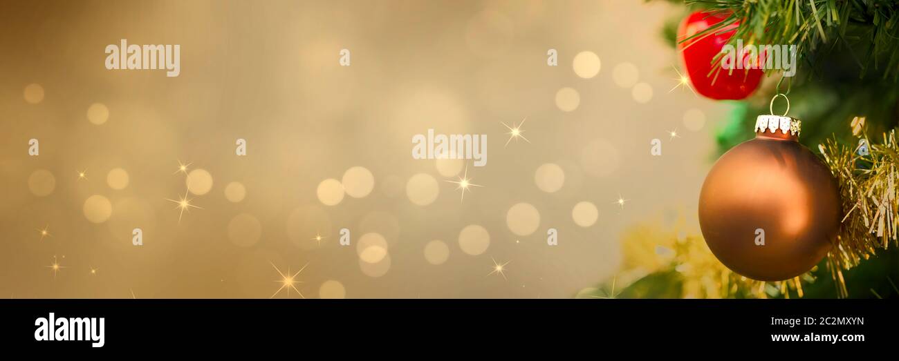 albero di natale su sfondo dorato incandescente Foto Stock