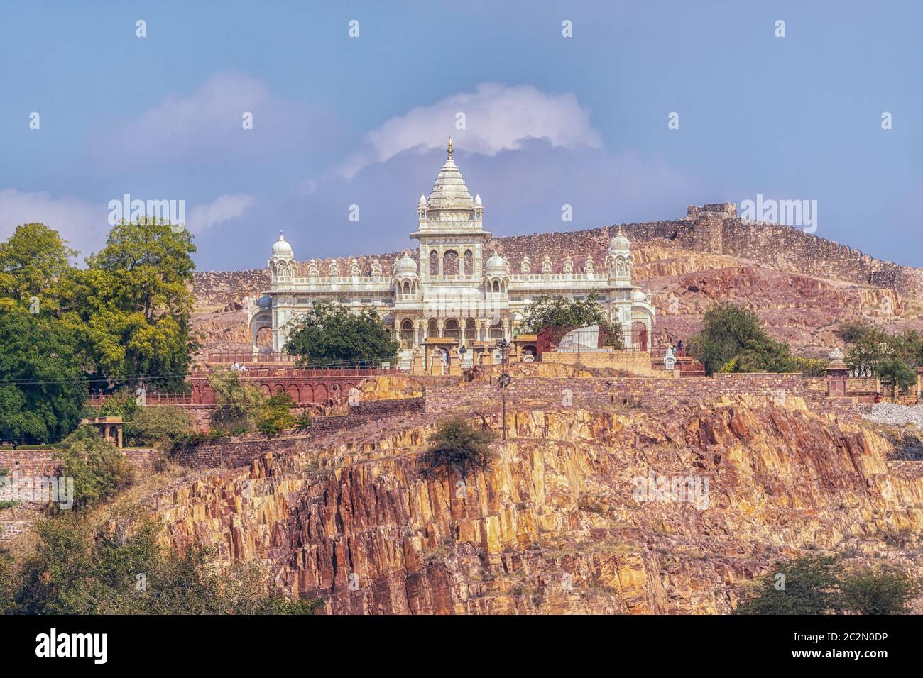 jaswant thada visto da lontano. Un cenotafio situato a Jodhpur, è un mausoleo reale della famiglia reale di marwar. Foto Stock