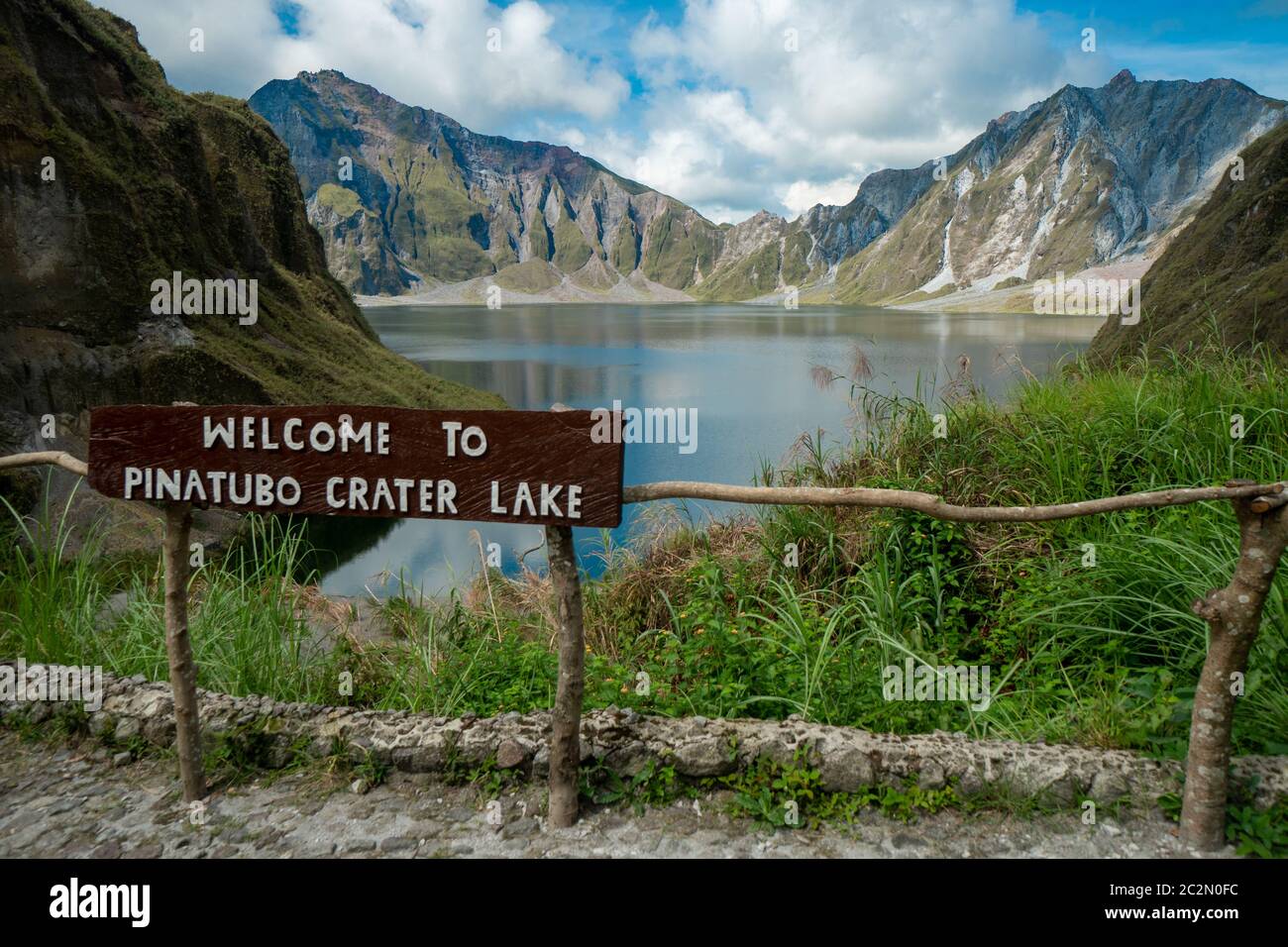 Questo cratere vulcanico è il luogo ideale per un'escursione. E 'fuori la maggior parte del percorso turistico e quindi il bellissimo paesaggio può essere goduto con j Foto Stock