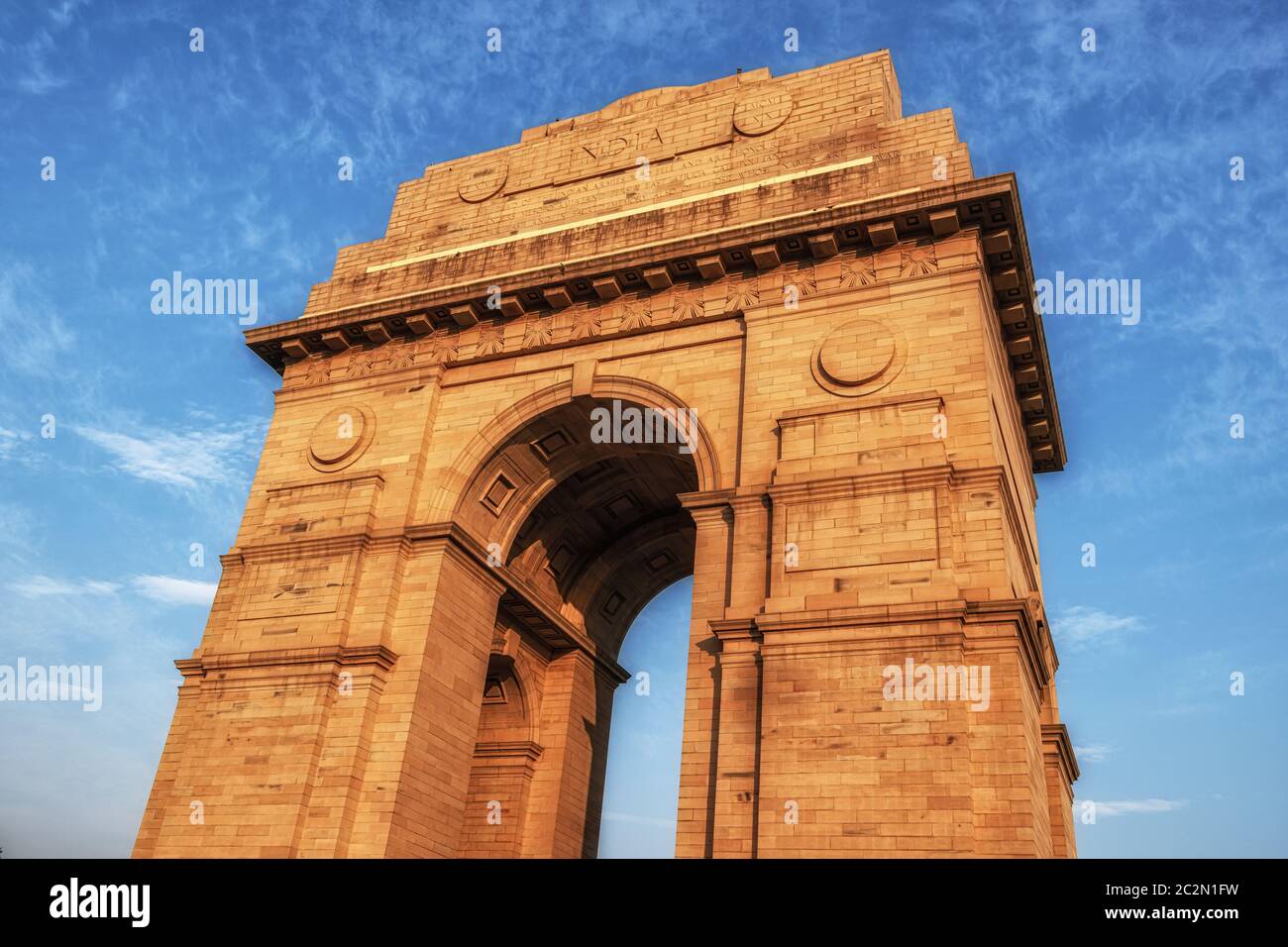 india gate che splende luminoso dalla luce del tramonto. Preso a Nuova Delhi, India. India gate è un famoso punto di riferimento a Nuova Delhi Foto Stock