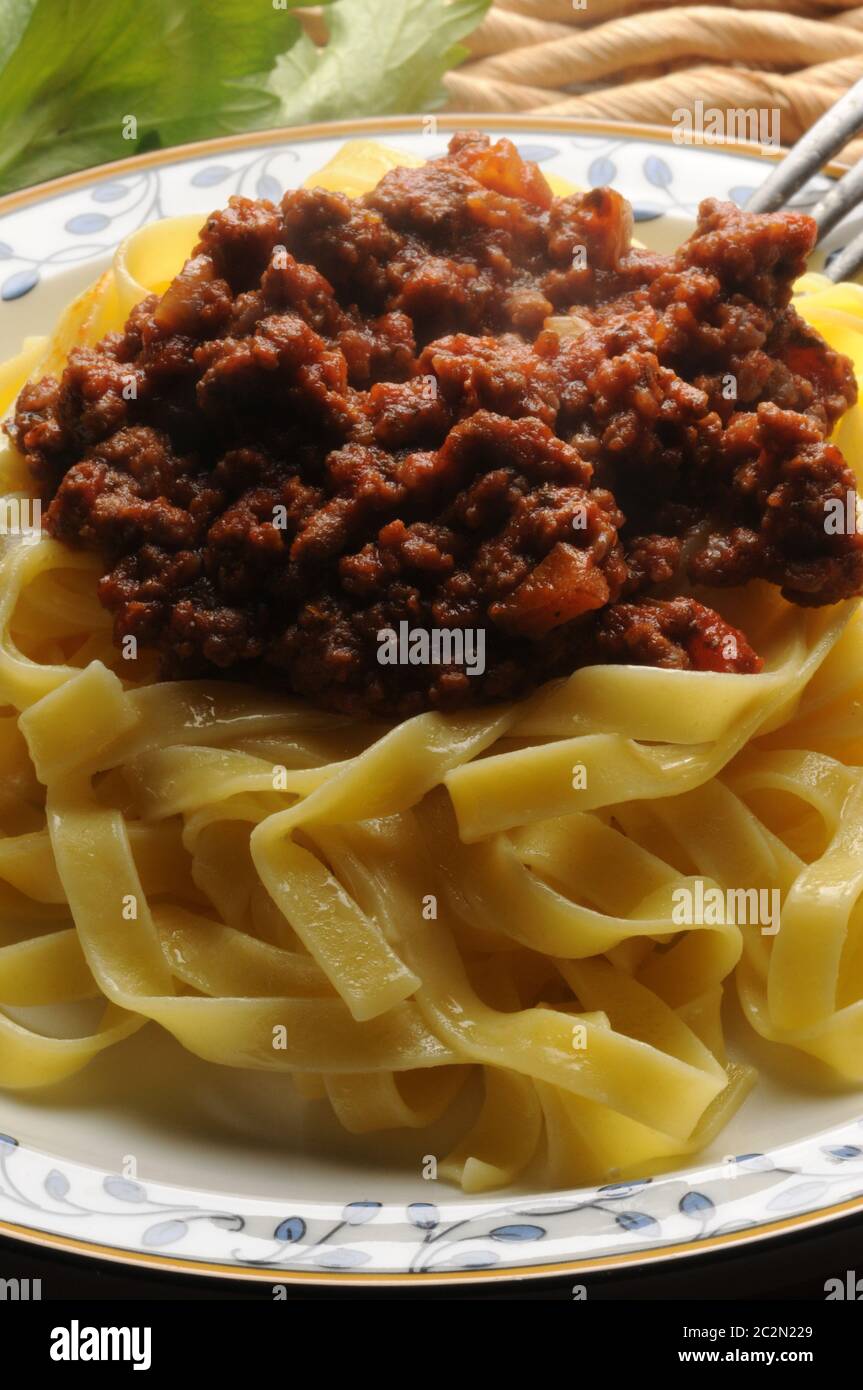 Piatto di tagliatelle con salsa di carne Foto Stock