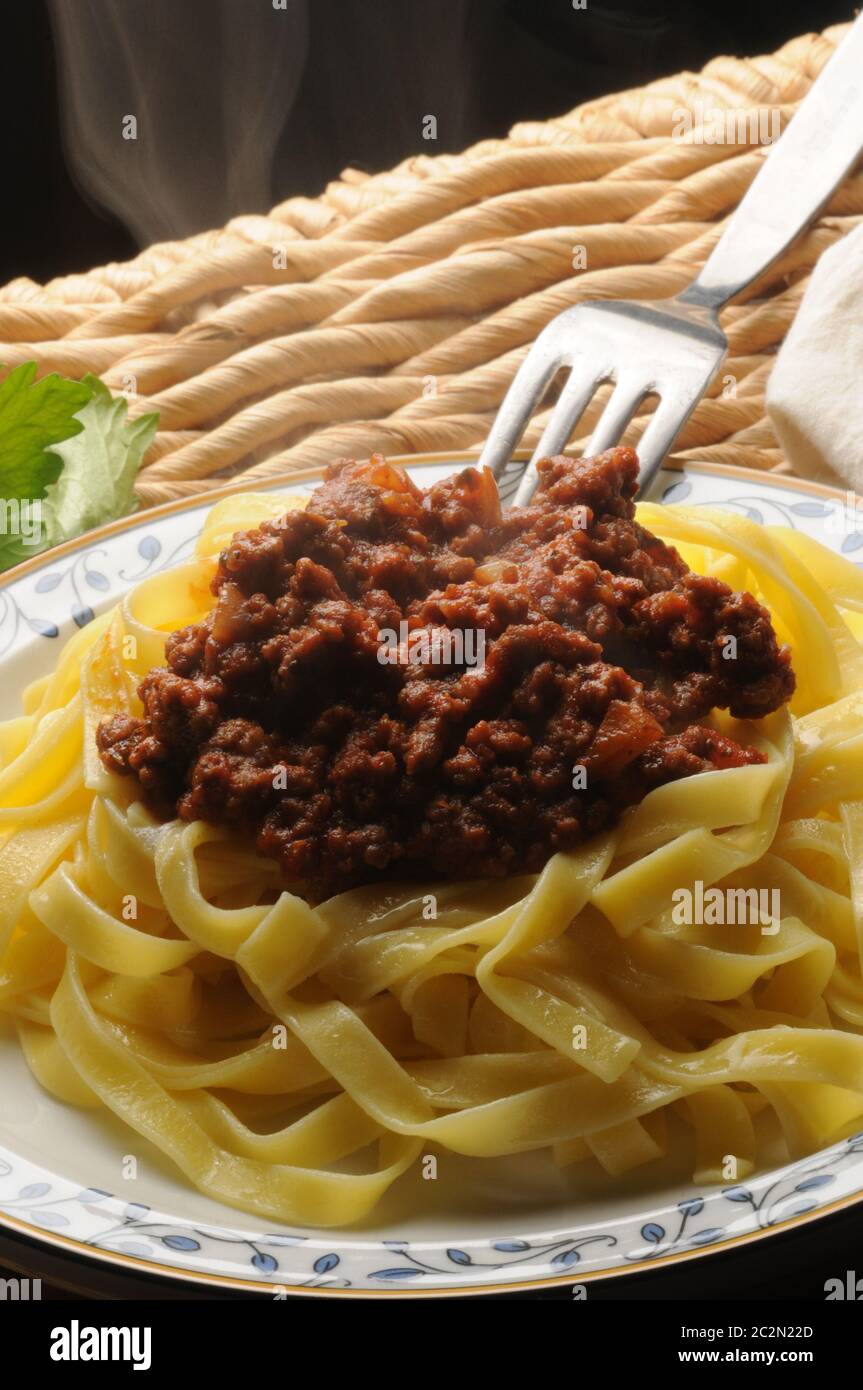 Piatto di tagliatelle con salsa di carne Foto Stock