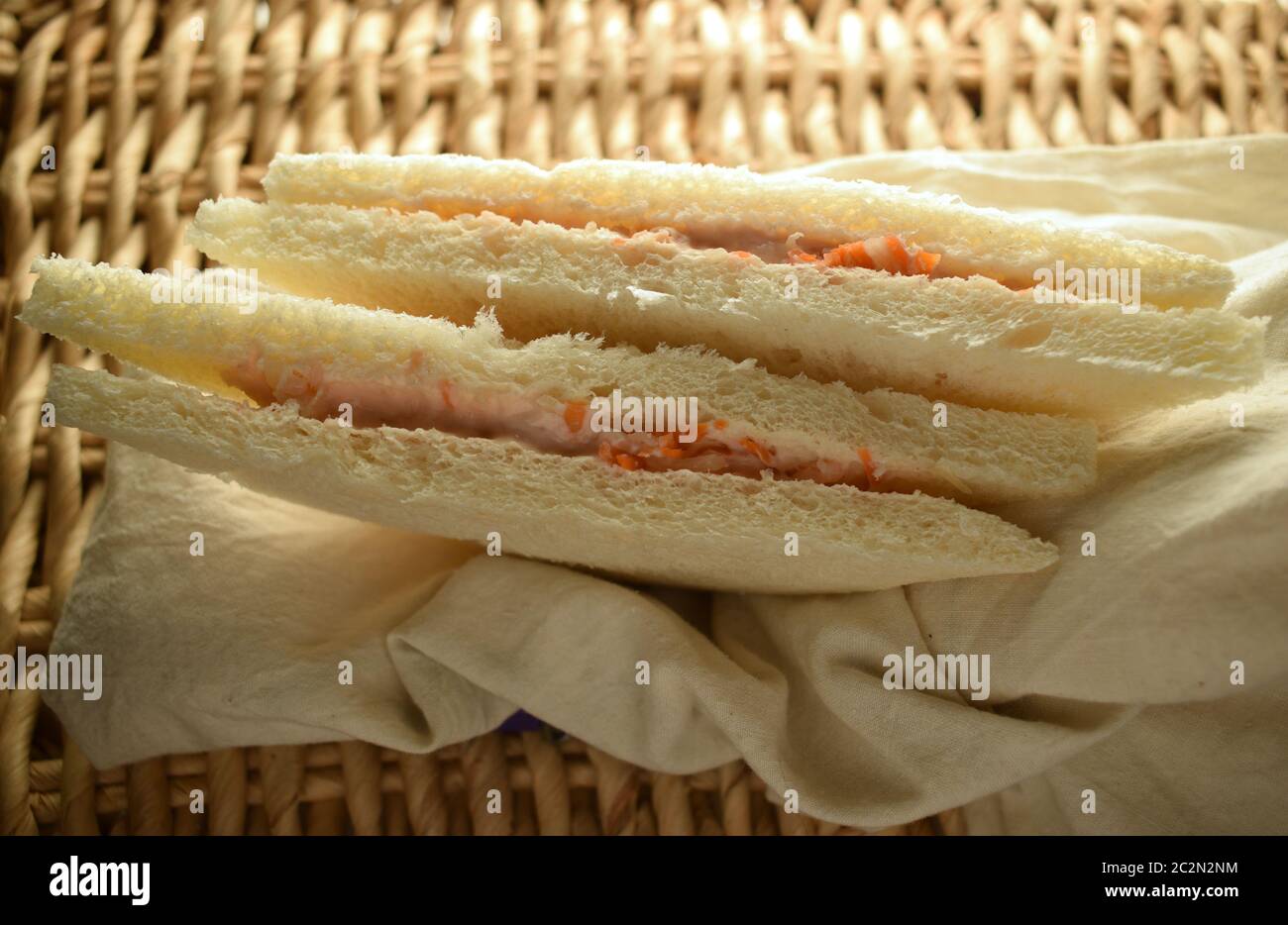 Panini con gamberi e salsa cocktail Foto Stock