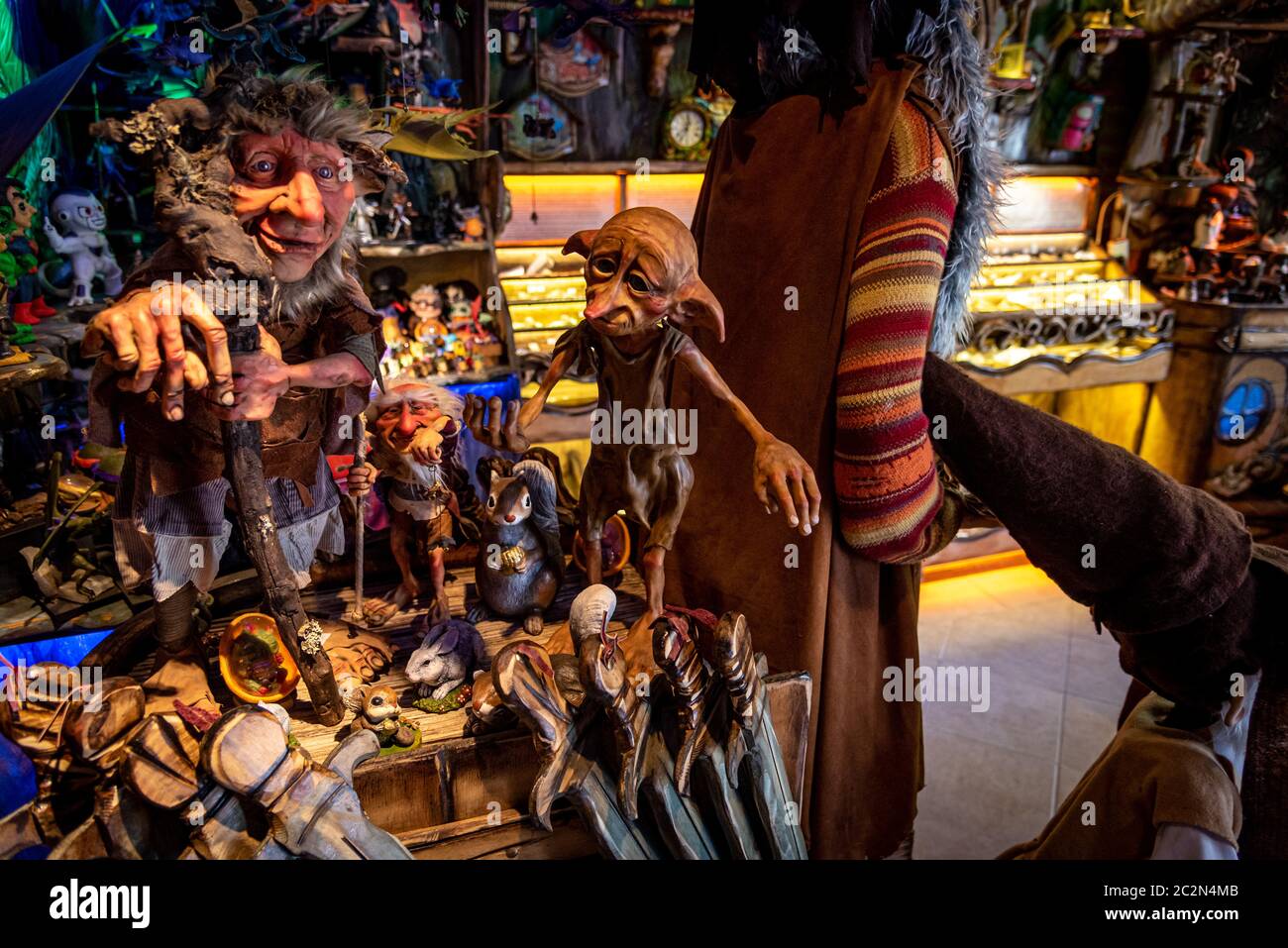 MAR DE LAS PAMPAS, ARGENTINA, 10 NOVEMBRE 2019: Gnomi, nani, scoiattoli e altri giocattoli e sculture di fiabe Foto Stock