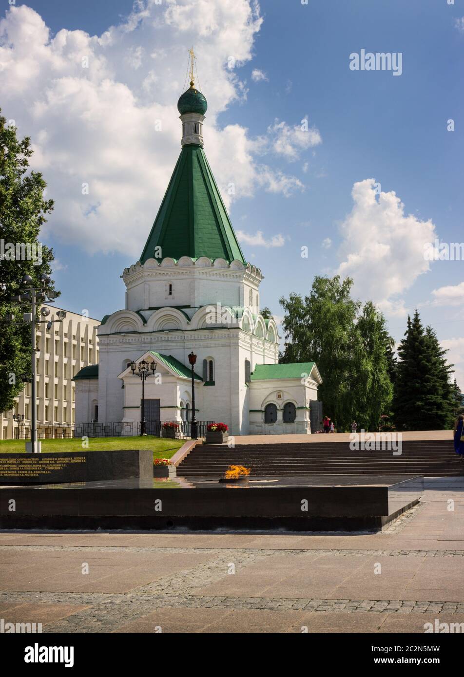 Memoriale con una fiamma eterna e la Cattedrale di Michele Arcangelo. Nizhny Novgorod. Russia Foto Stock