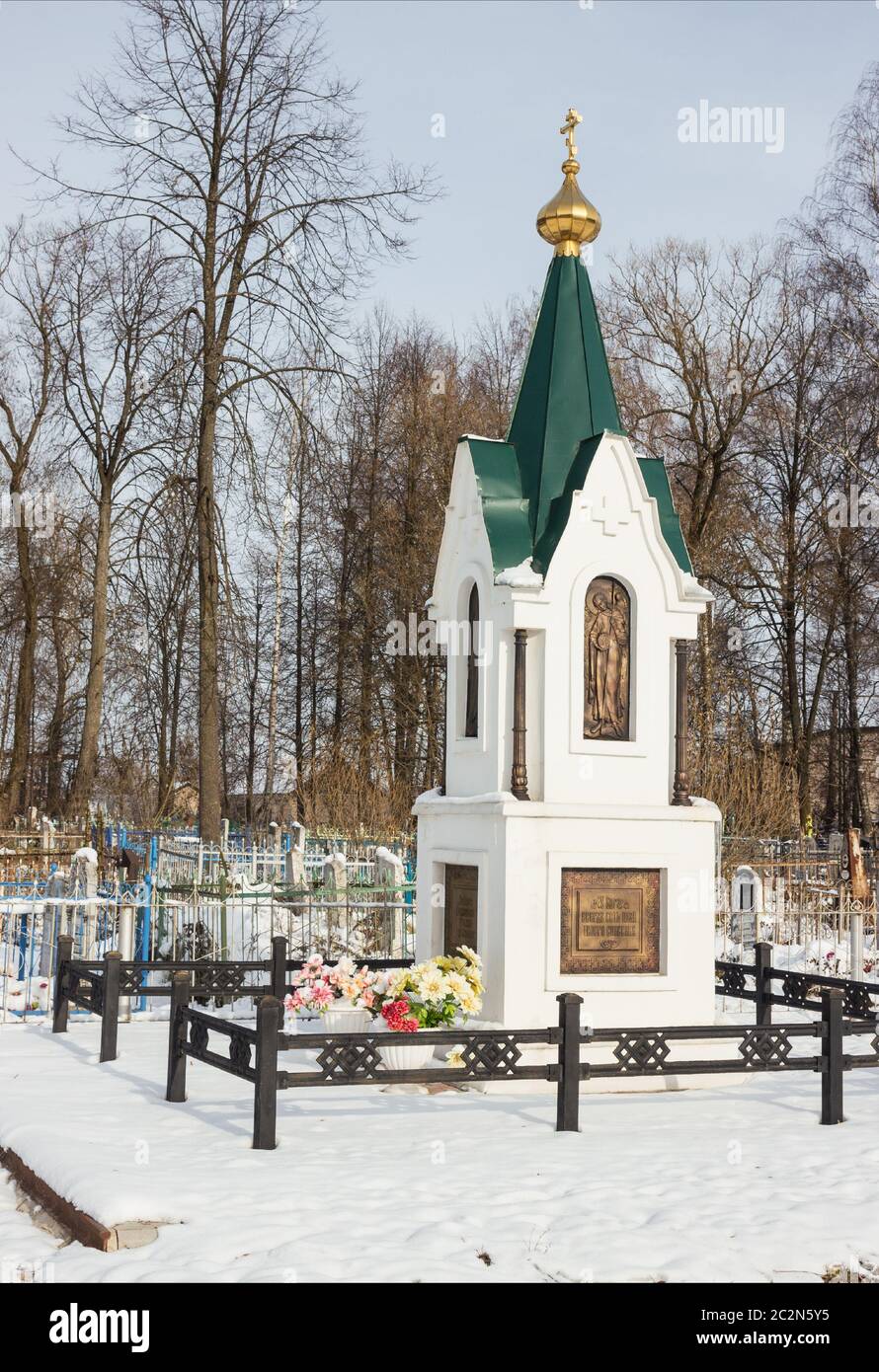 Piccola cappella bianca vicino al cimitero del villaggio Foto Stock