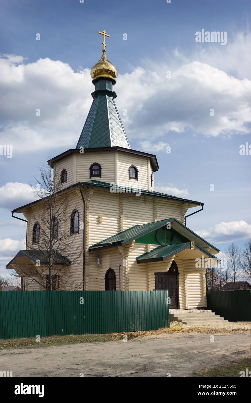 Solo una chiesa in legno costruita nel villaggio Foto Stock