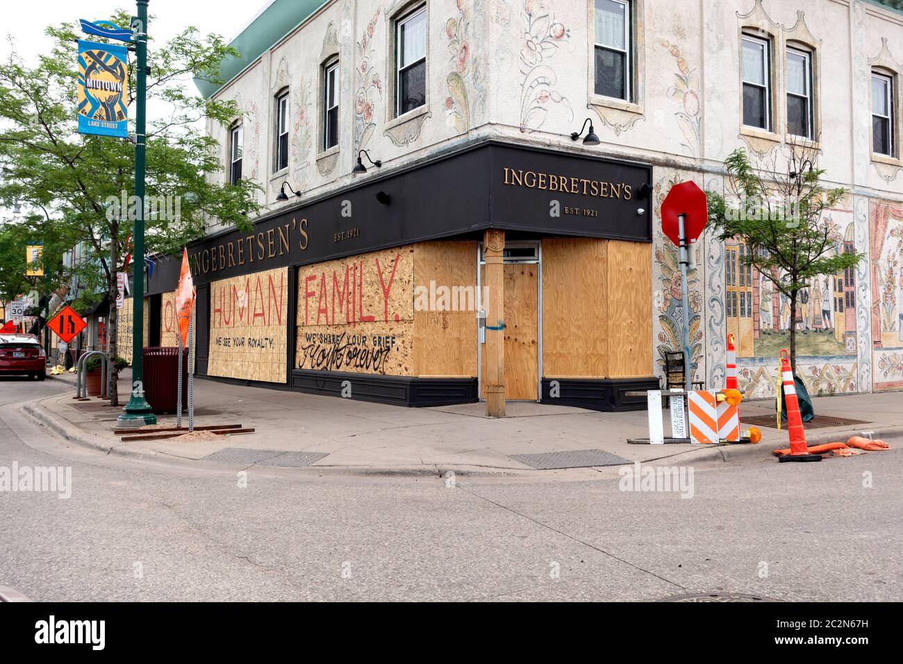 Le finestre in legno compensato del negozio di articoli da regalo e alimentari di Ingebretsen su Lake Street dichiarano 'Famiglia umana' in onore di George Floyd. Minneapolis Minnesota, Minnesota, Stati Uniti Foto Stock