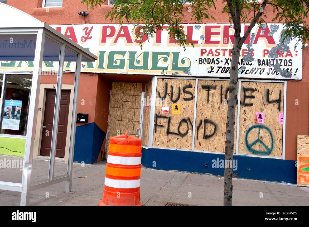Finestre a bordo Pasteleria Gama pasticceria messicana proclamando 'Justice 4 Floyd' sperando di essere risparmiato dal rampage. Minneapolis Minnesota, Minnesota, Stati Uniti Foto Stock