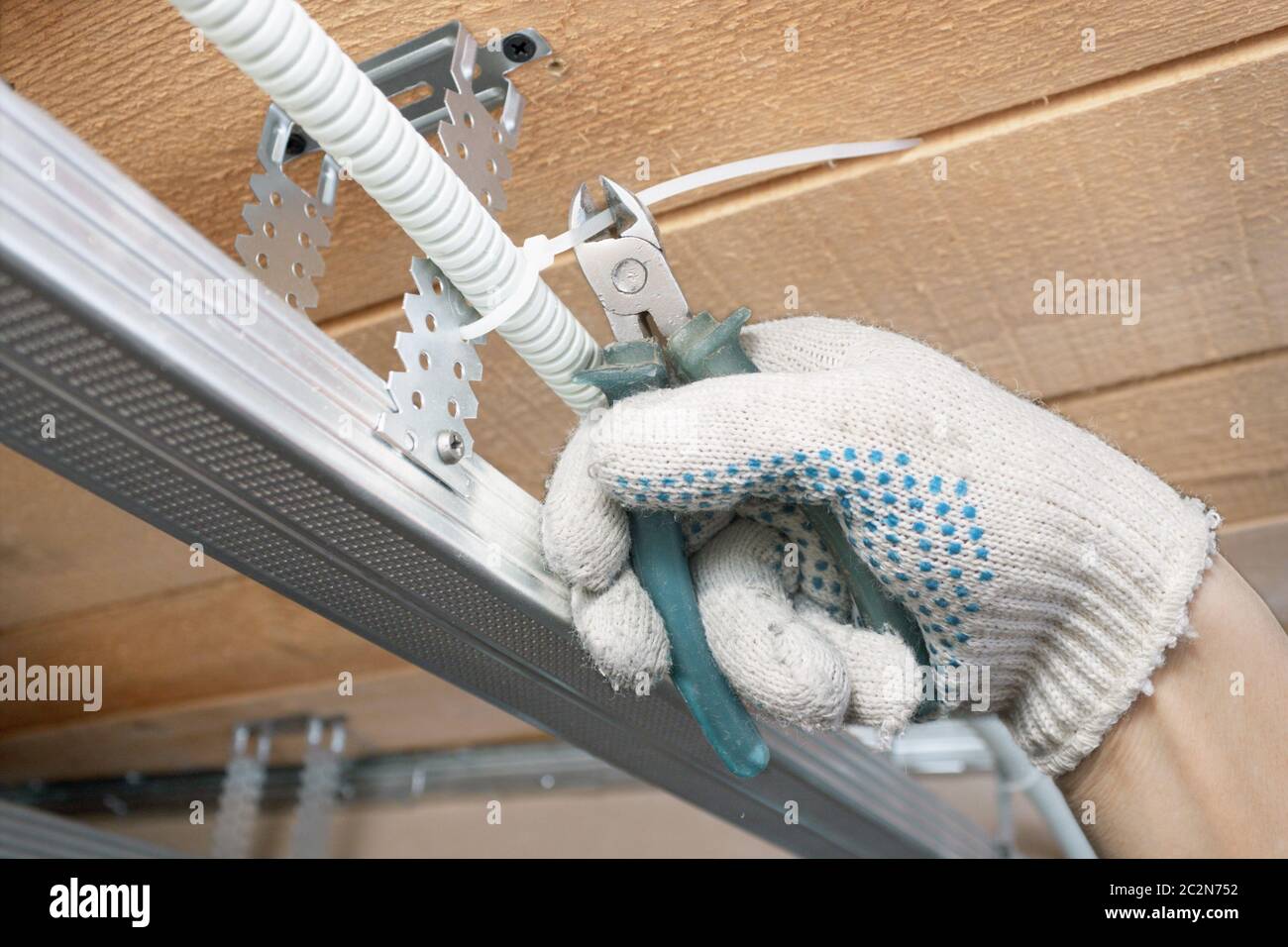 L'allestitore dispone il cablaggio elettrico Foto Stock