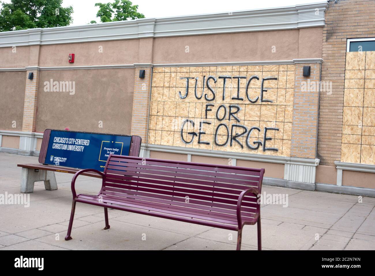 Giustizia per George scritto attraverso la costruzione di protezioni per finestre in legno compensato rispettando la vita e la morte di George Floyd. Minneapolis Minnesota, Minnesota, Stati Uniti Foto Stock