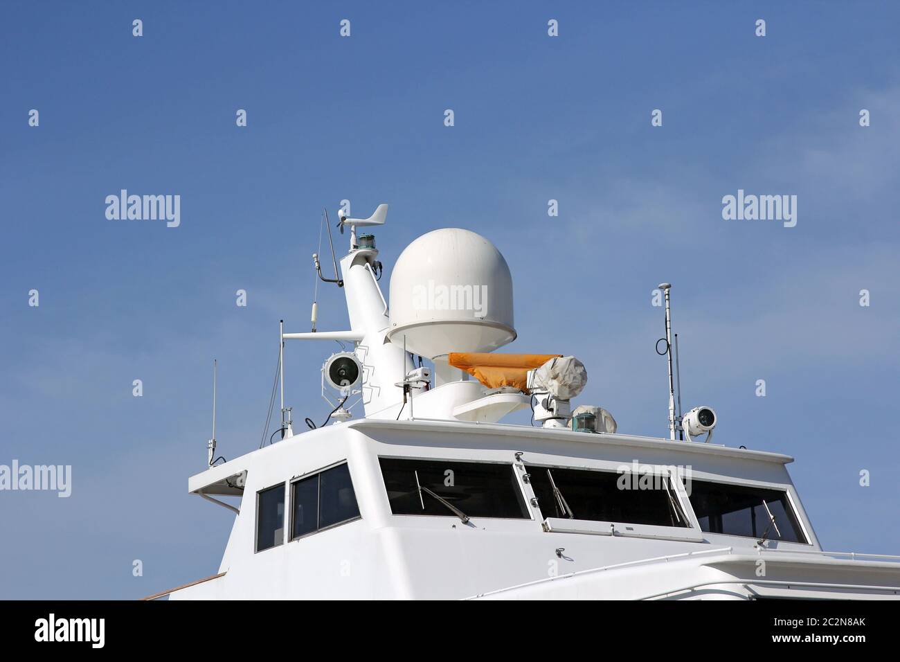 Antenna di navi e il sistema di navigazione in un cielo blu chiaro. Foto Stock