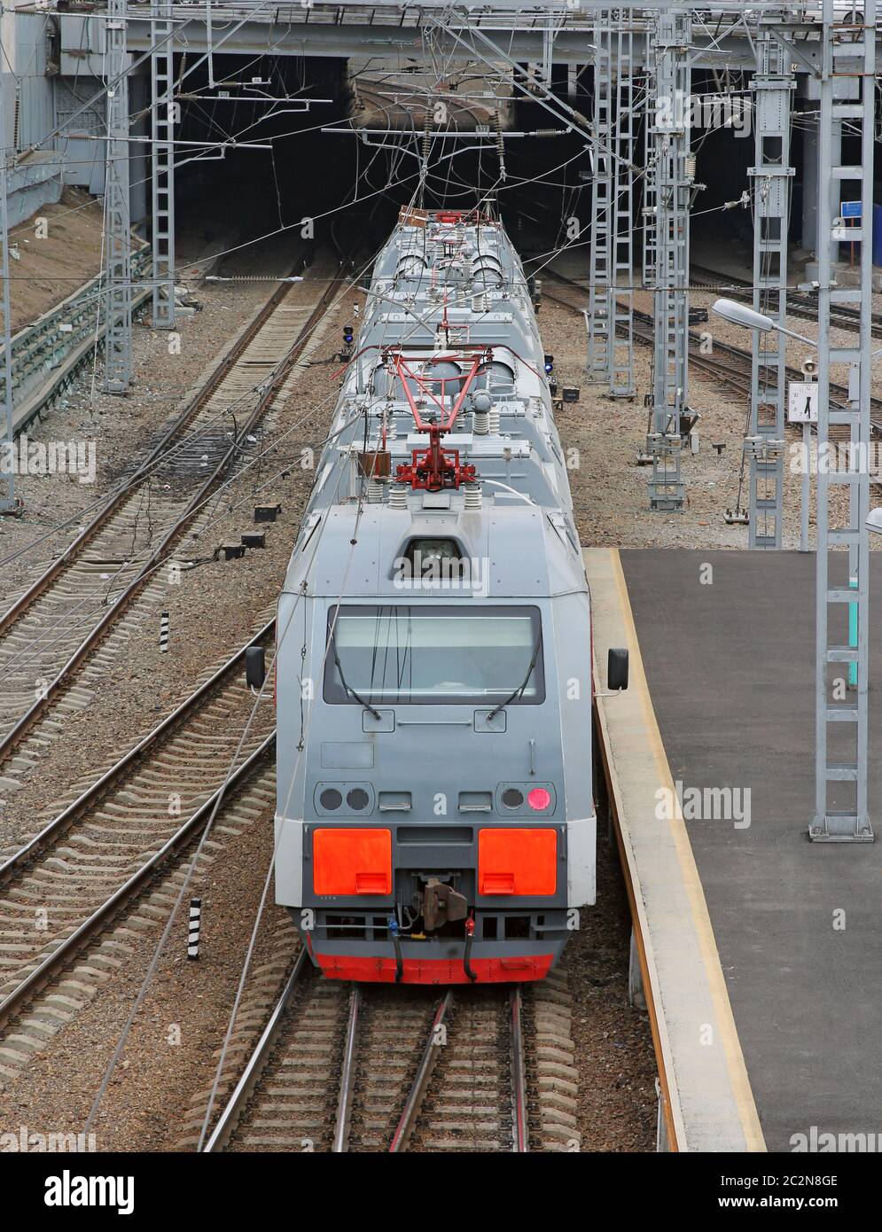 Bellissima foto di alta velocità moderno treno dei pendolari, sfocatura del movimento Foto Stock