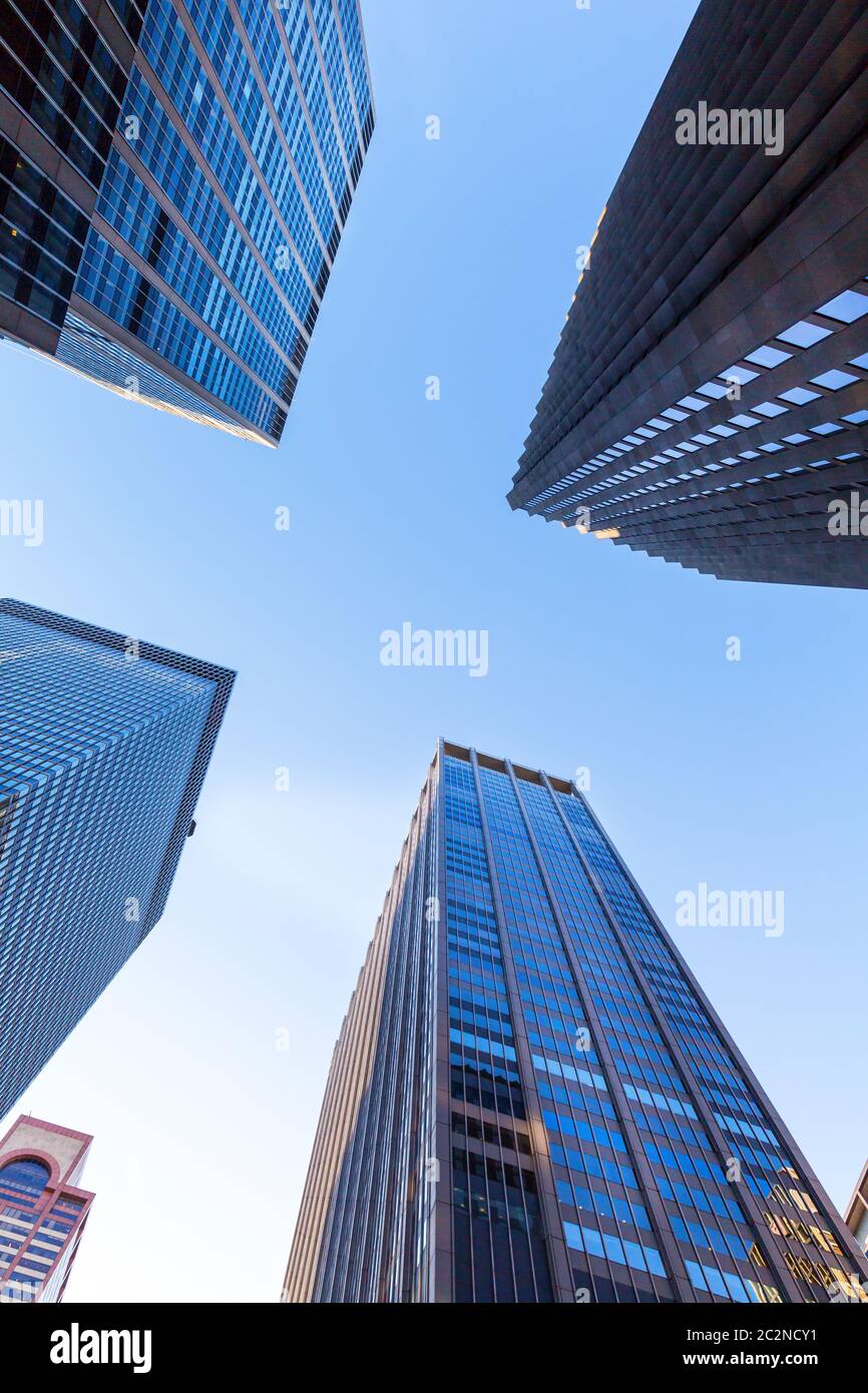 Vista dal basso su quattro grattacieli. Foto Stock