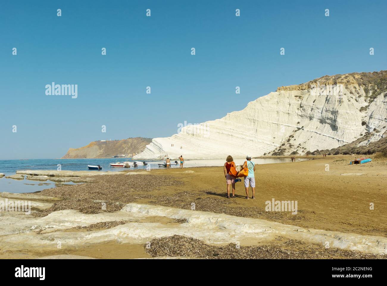Coppia di turisti che guardano alla scogliera bianca nella costa meridionale della Sicilia, punto di riferimento naturale Foto Stock