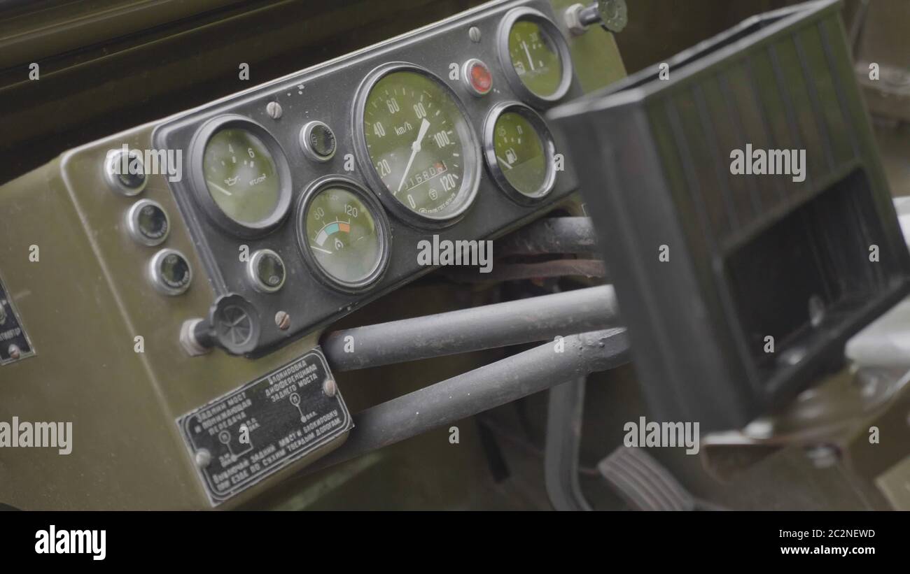 Cruscotto di un vecchio veicolo militare. Foto Stock