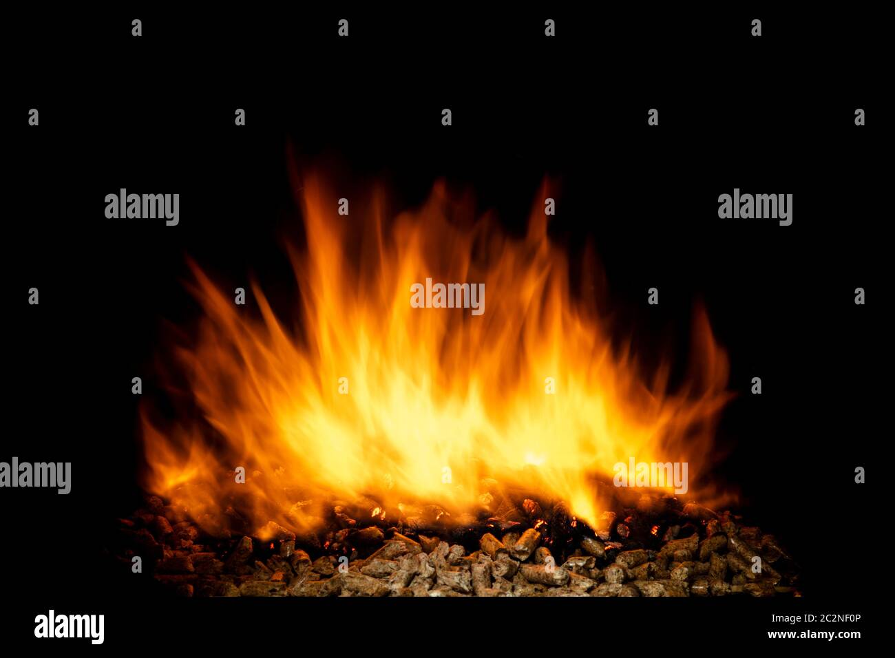 La combustione dei pellet, fiamma viva e chiaramente visibile. concetto di  biomassa e di alternative e di combustibile naturale Foto stock - Alamy