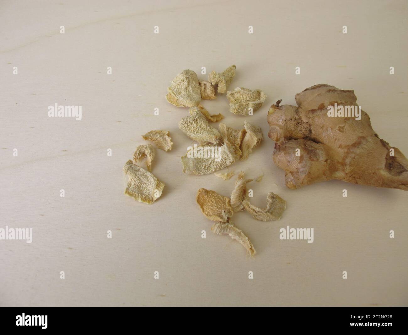 Zenzero essiccato su una tavola di legno Foto Stock