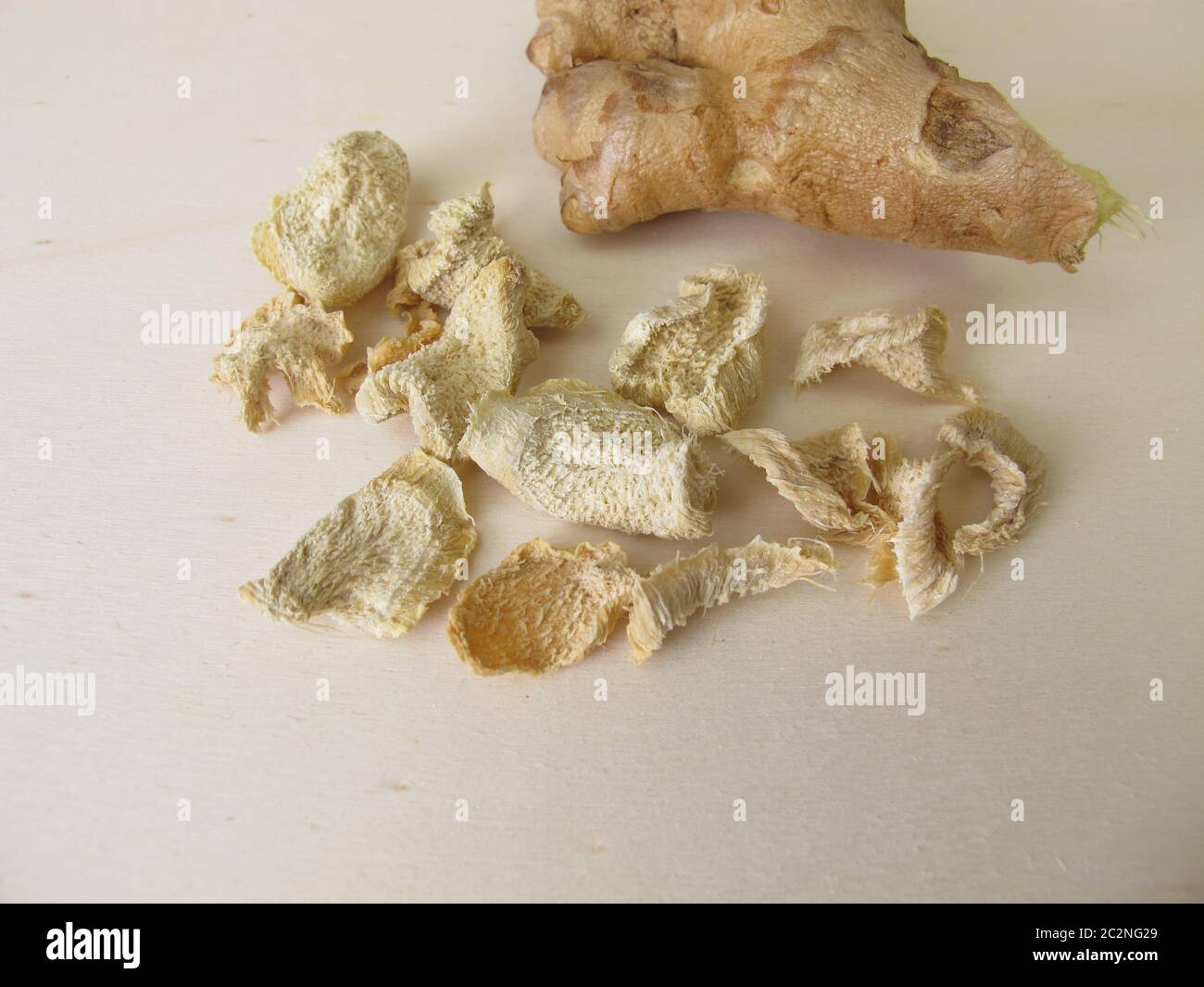 Zenzero essiccato su una tavola di legno Foto Stock