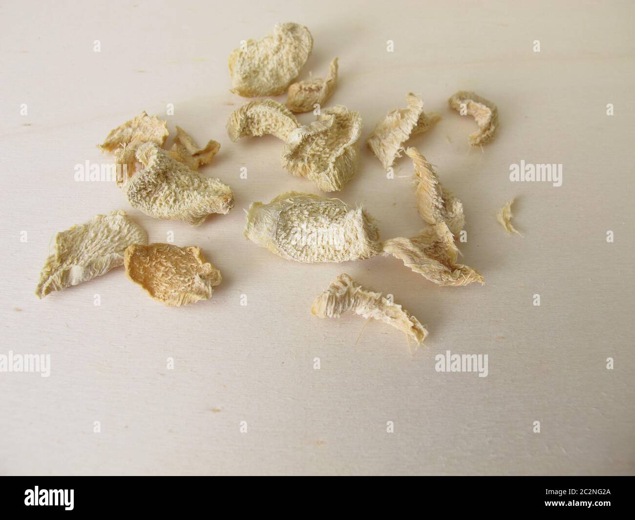 Zenzero essiccato su una tavola di legno Foto Stock
