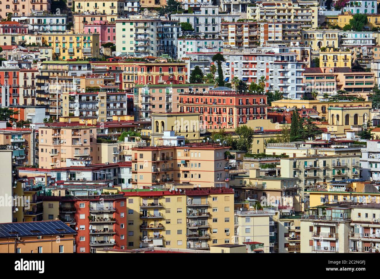 Dettaglio di una zona residenziale con alto edificio di appartamenti a Napoli, Italia Foto Stock