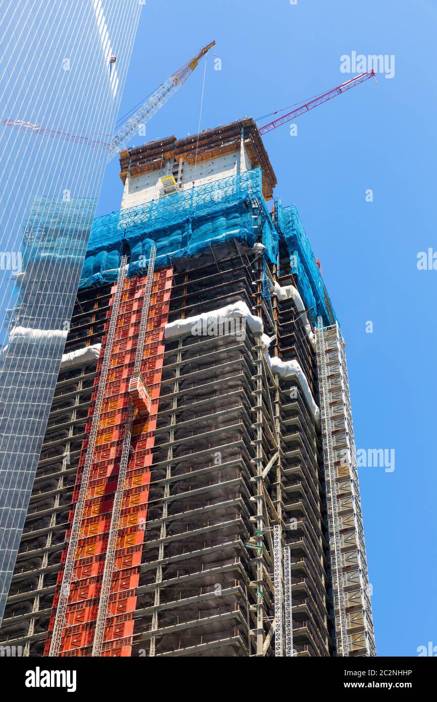 Costruzione di grattacieli con gru sul tetto. Tecnologia edilizia urbana. Foto Stock