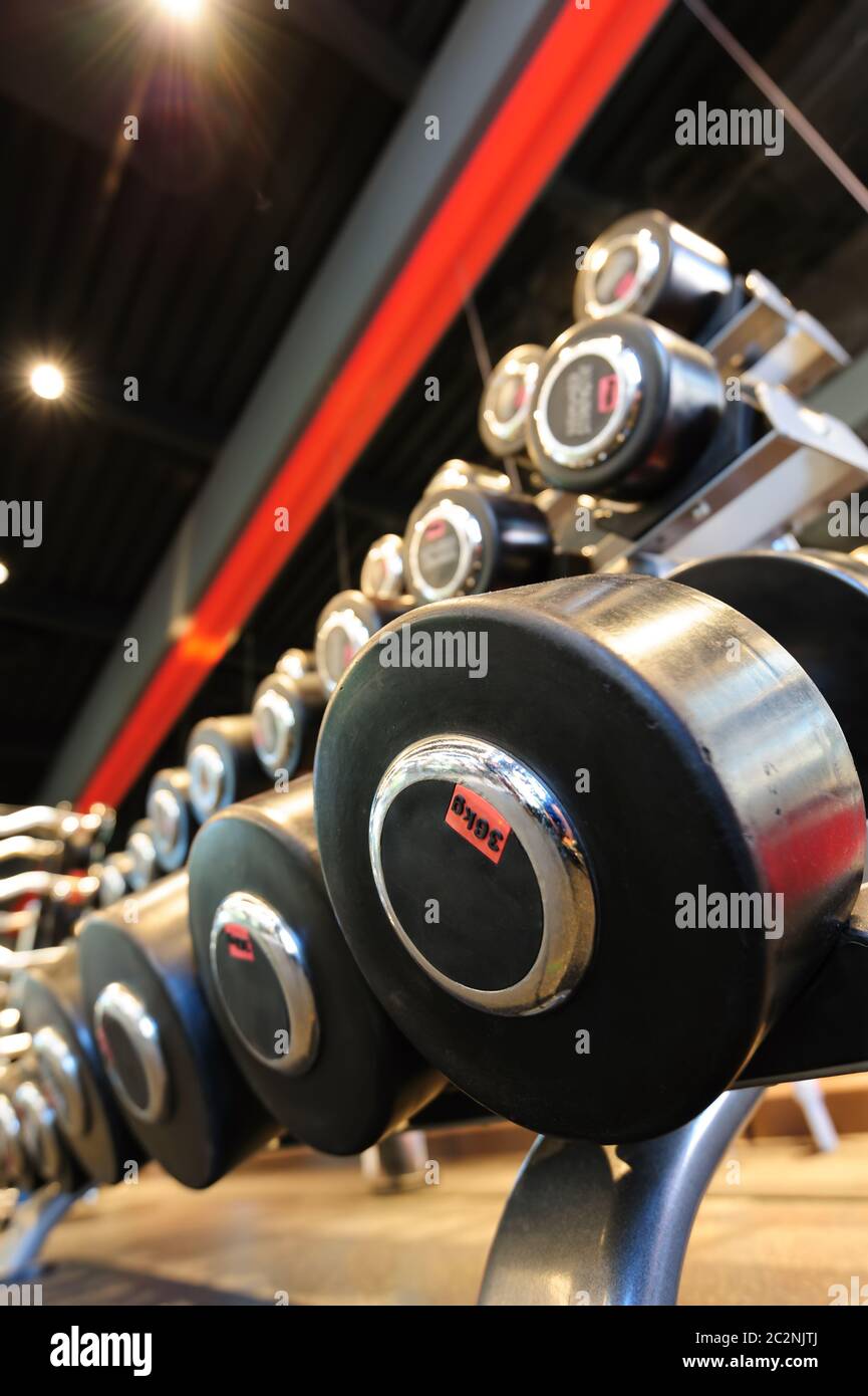 Palestra interno con manubri stand Foto Stock