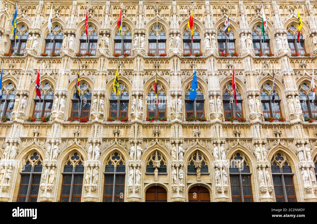 Antico edificio in pietra con bandiere e torri, Europa. Architettura europea, città medievale, luoghi famosi per il turismo e viaggi Foto Stock