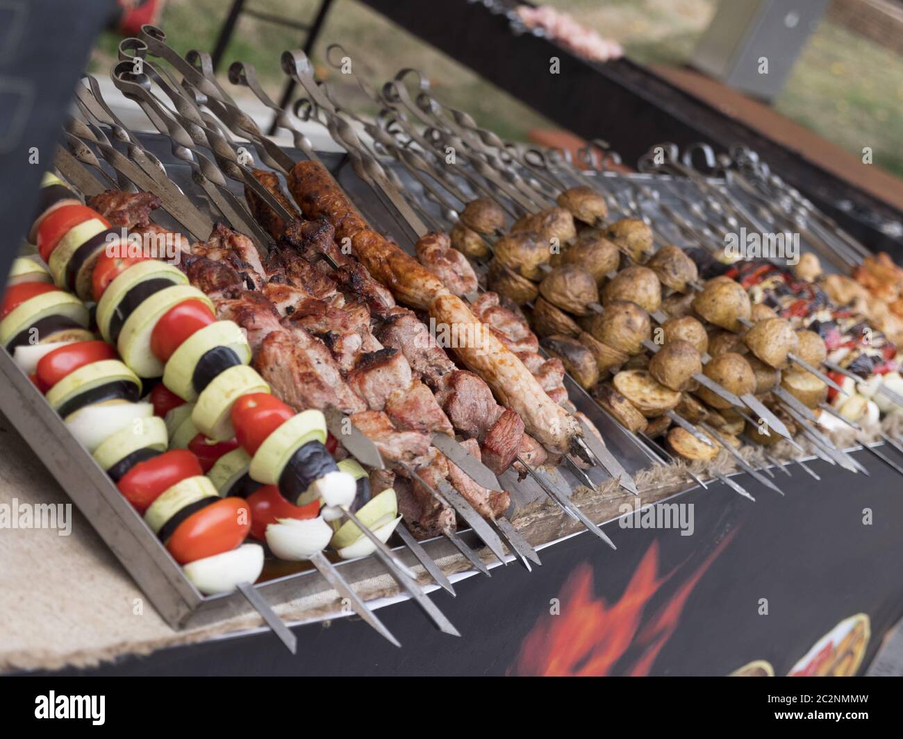 La carne di maiale e montone spiedini su spiedini, lulah kebab e costolette di agnello serviti Foto Stock