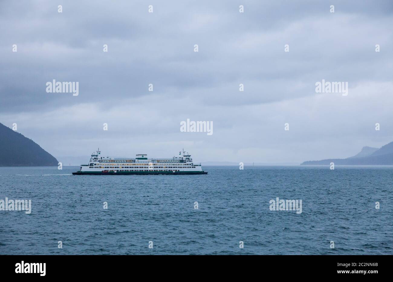 Un traghetto dello Stato di Washington in navigazione in una giornata nuvolosa nelle Isole San Juan, Washington, USA. Foto Stock