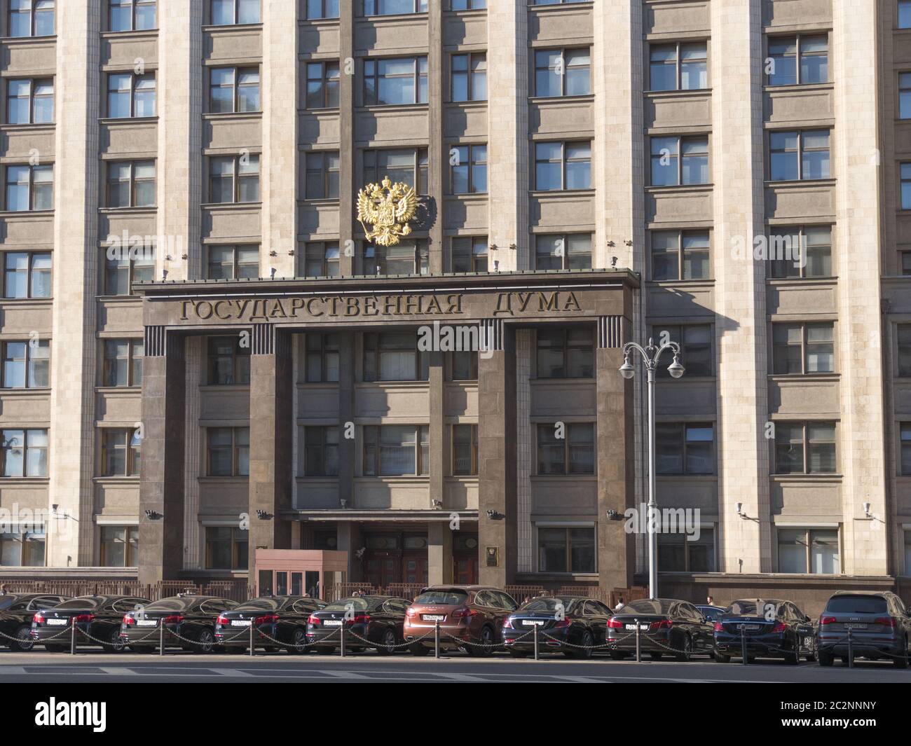 La facciata della Duma di Stato, il palazzo del parlamento della Federazione russa, un punto di riferimento nel centro di Mosca Foto Stock