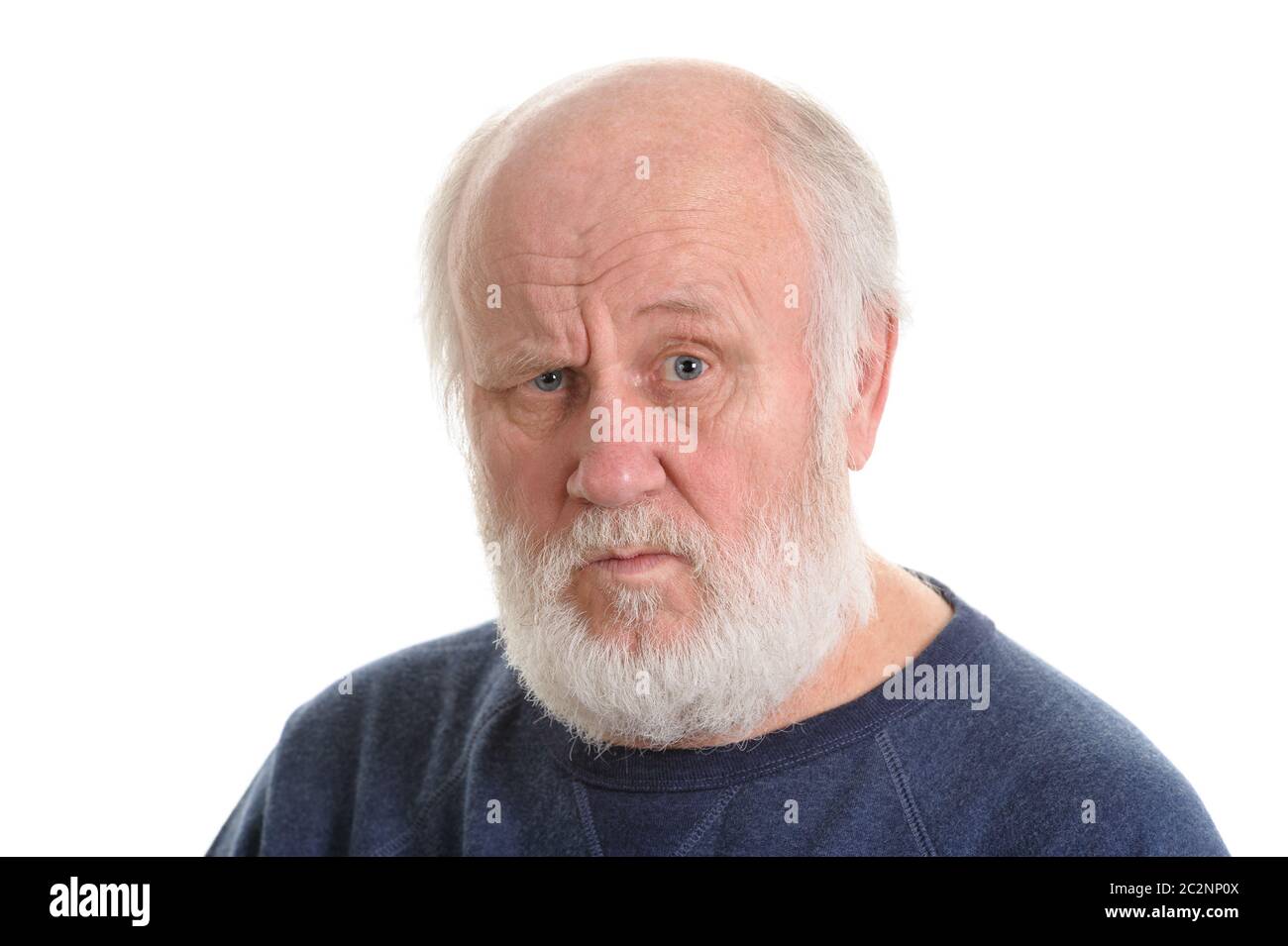 Insoddisfatto orinato vecchio uomo isolato ritratto Foto Stock