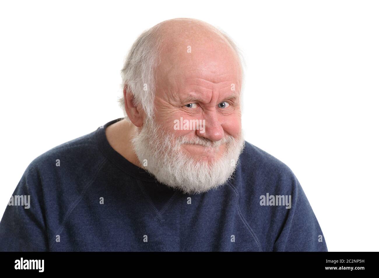 Il vecchio uomo con insidiosa tricky sorriso, isolata su withe Foto Stock