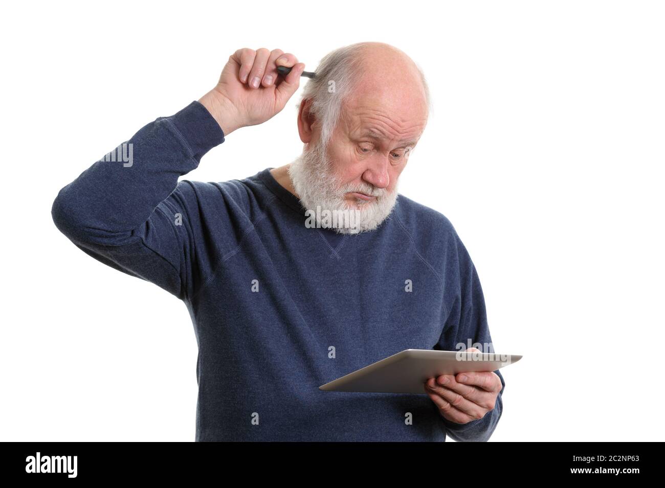 Funny vecchio uomo utilizzando computer tablet e perplesso, isolato su bianco Foto Stock
