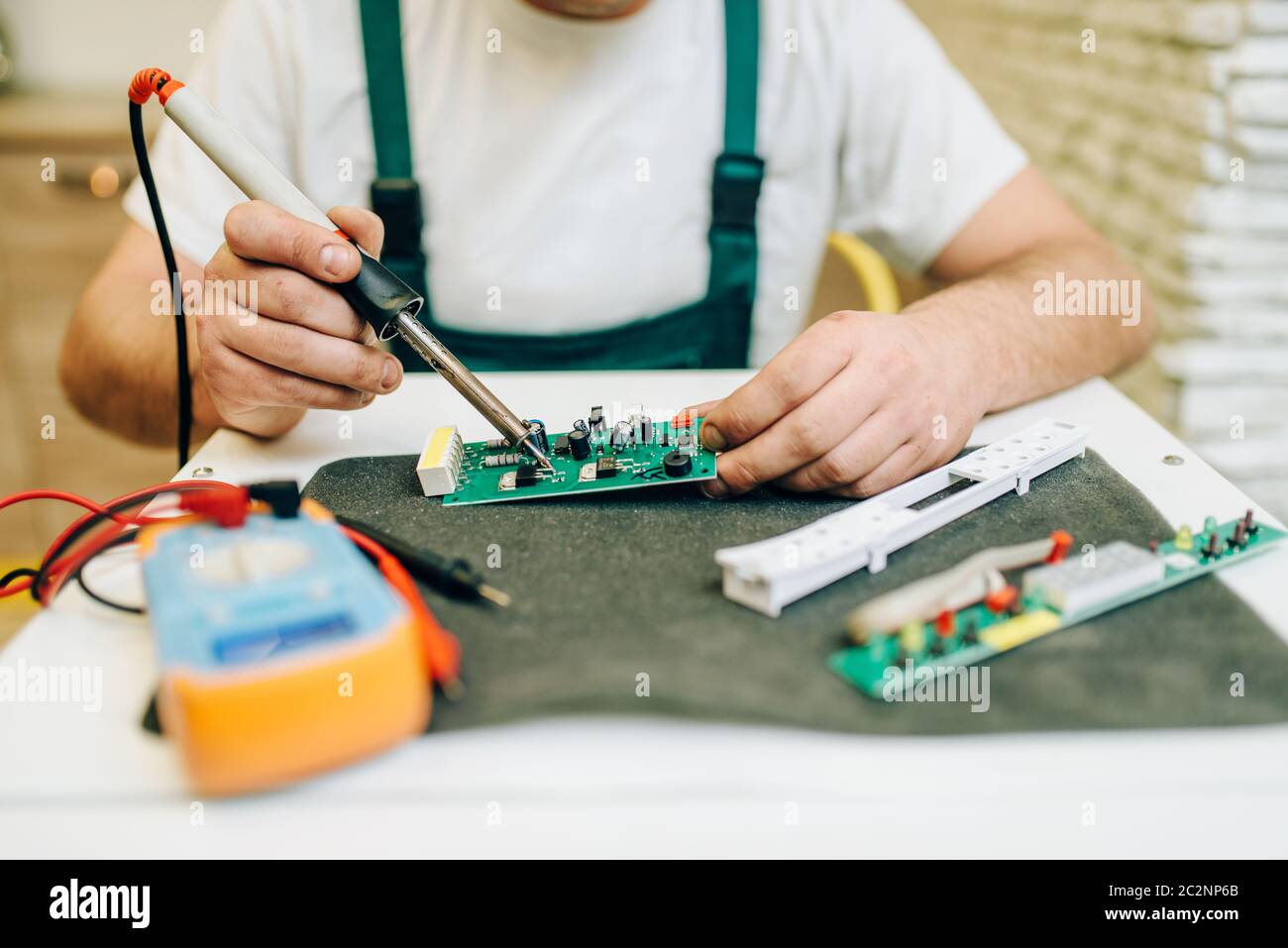 Repairman problema di fissaggio con frigorifero a casa. La riparazione di un frigorifero con occupazione, professional service Foto Stock