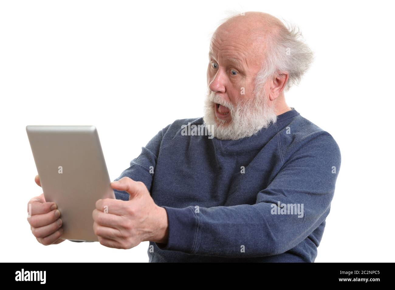 Funny scioccato senior uomo utilizzando computer tablet isolato su bianco Foto Stock