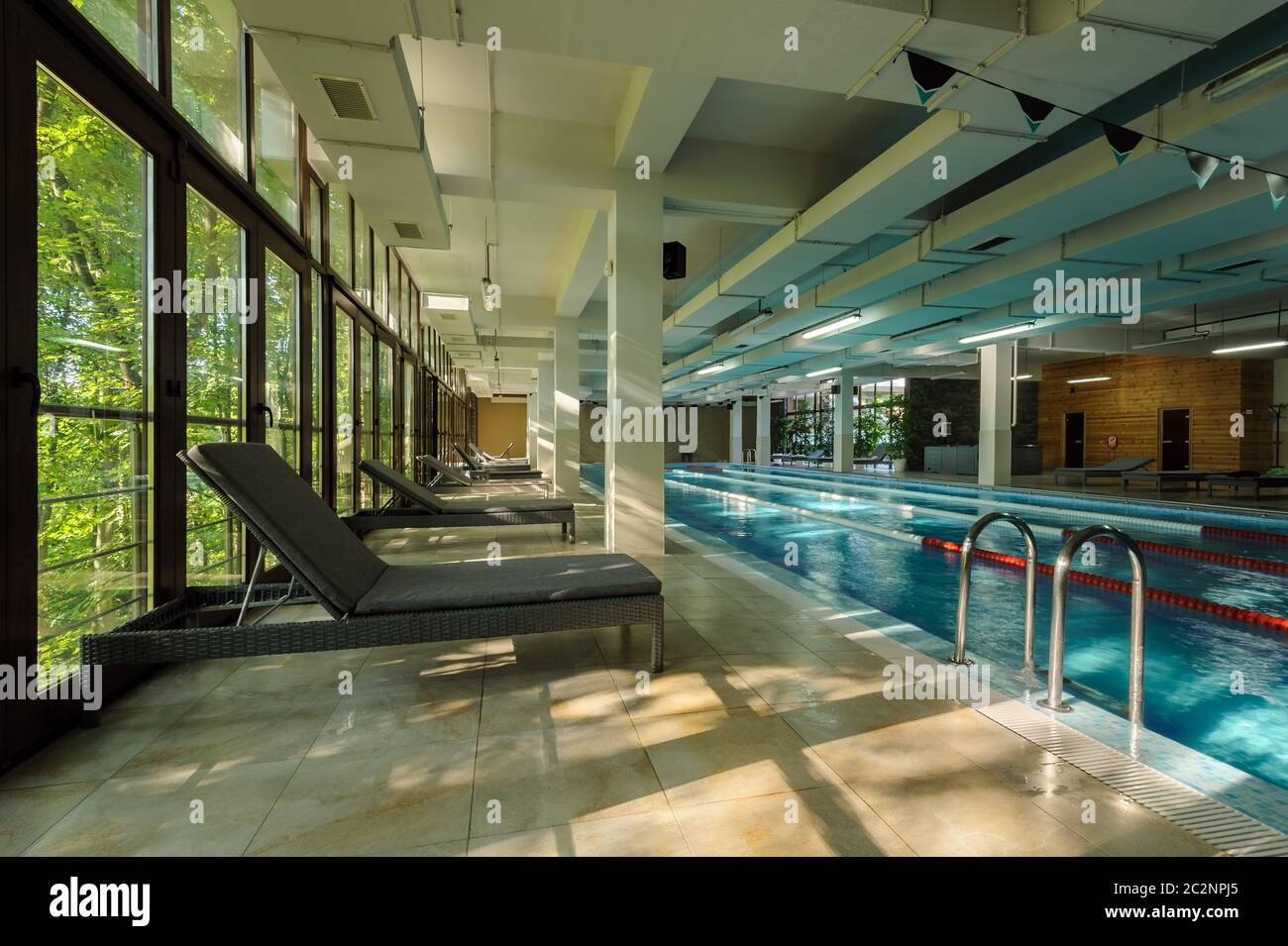 Interno di una piscina pubblica Foto Stock