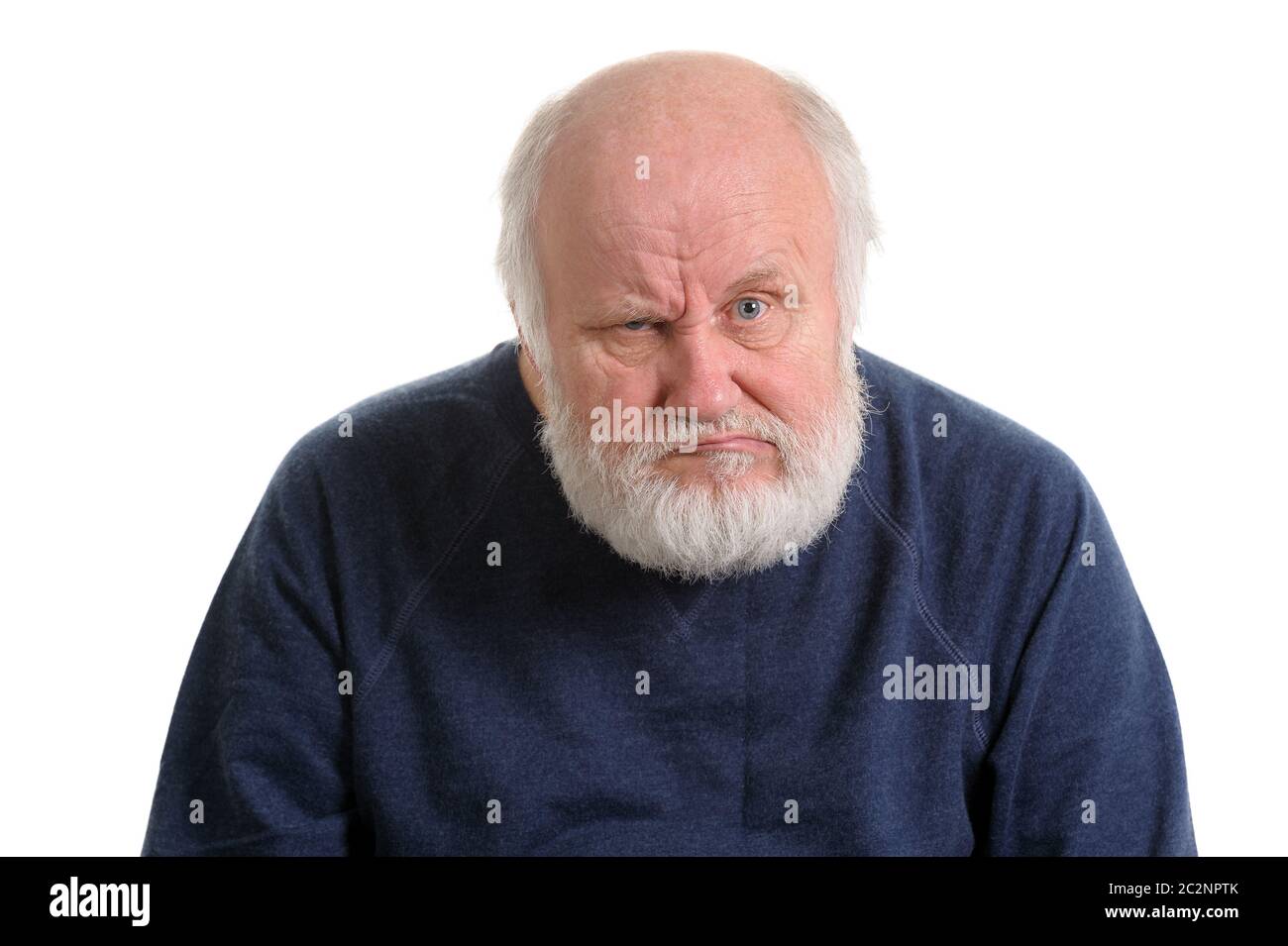 Insoddisfatto orinato vecchio uomo isolato ritratto Foto Stock