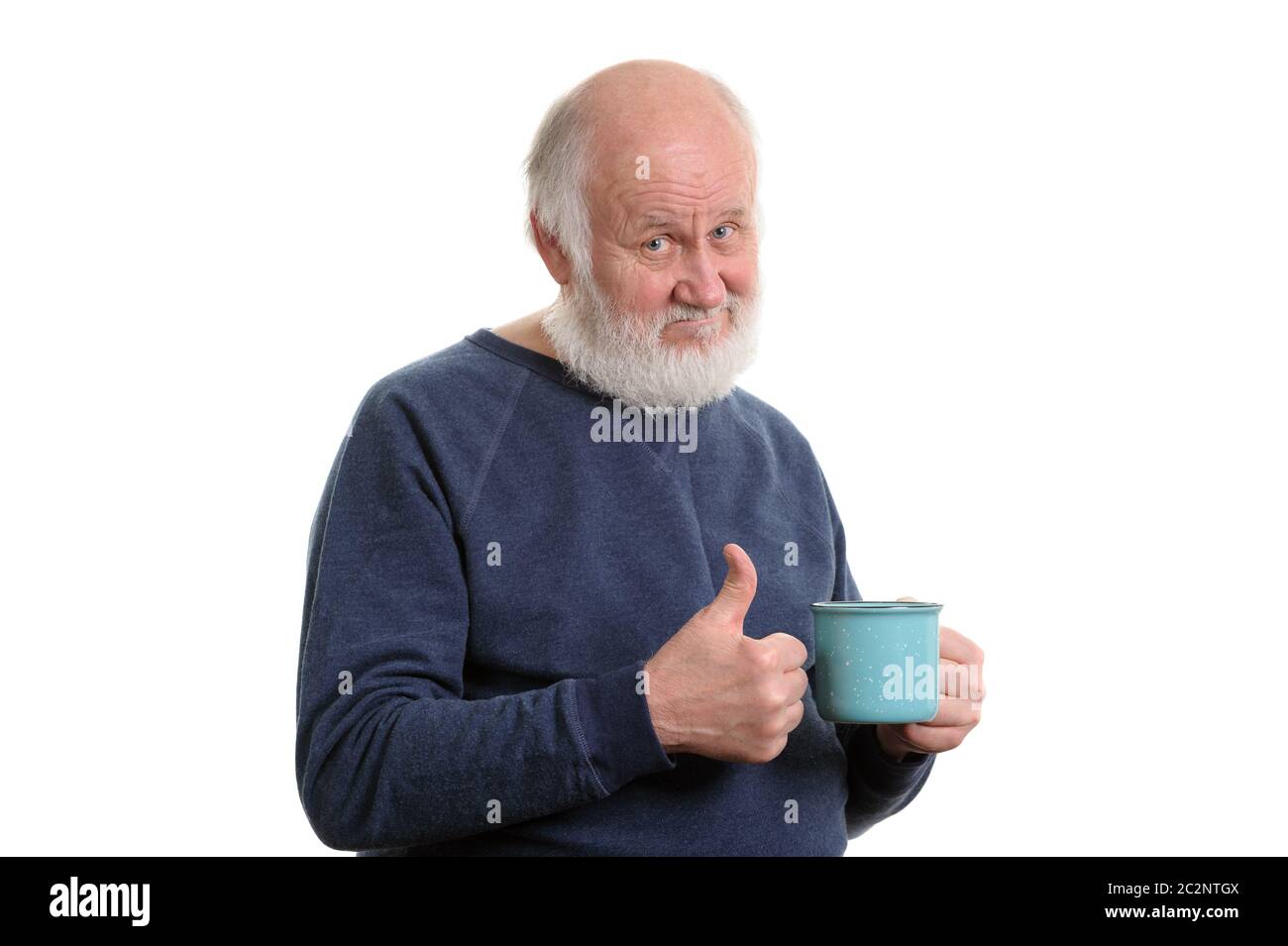 Uomo anziano con tazza di bad tè o caffè che mostra il pollice in alto isolato su bianco Foto Stock