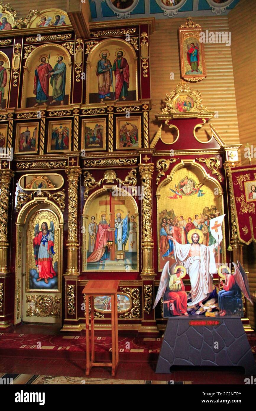 Bella iconostasi con antiche icone in cornici dorate. Opera religiosa d'arte in chiesa Foto Stock