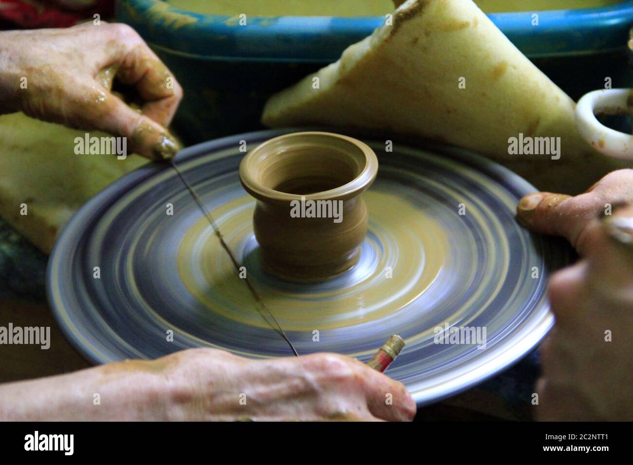 Processo di fabbricazione della ceramica. Ceramica di argilla. Arte della ceramica. Master class da argilla su ruota di vasaio Foto Stock