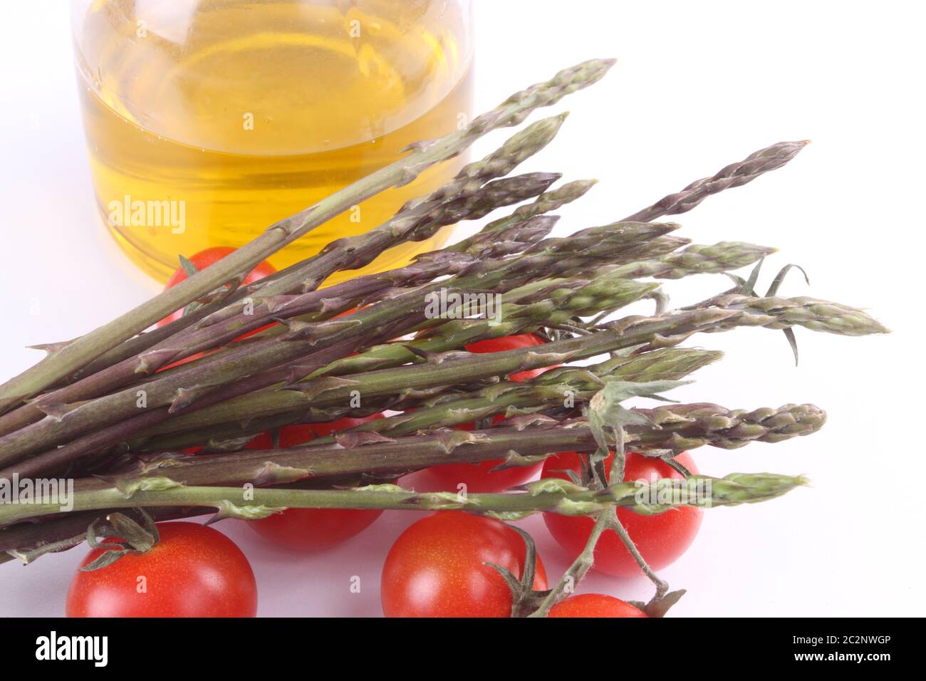 mazzo di asparagi selvatici con pomodori ciliegini Foto Stock