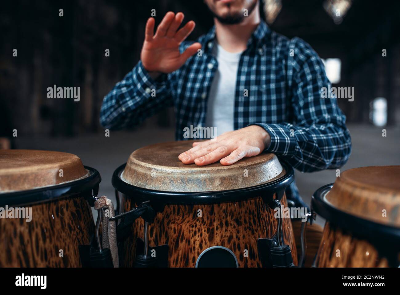 Il batterista mani giocando sul tamburo di legno, primo piano. Bongo, musicale strumento a percussione, musica etnica Foto Stock