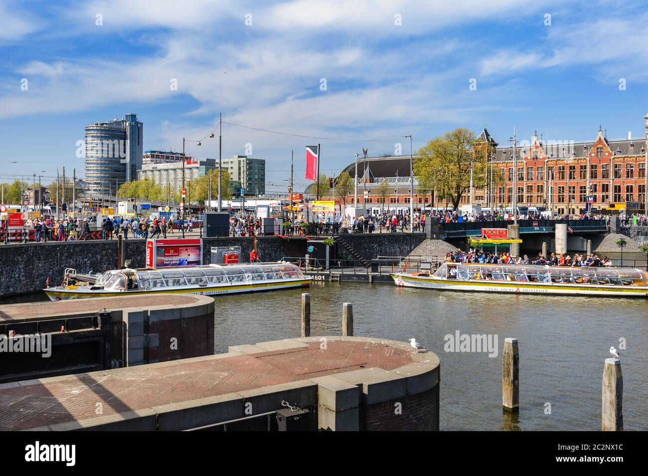 Sightseeng a battelli vicino alla Stazione Centrale di Amsterdam Foto Stock